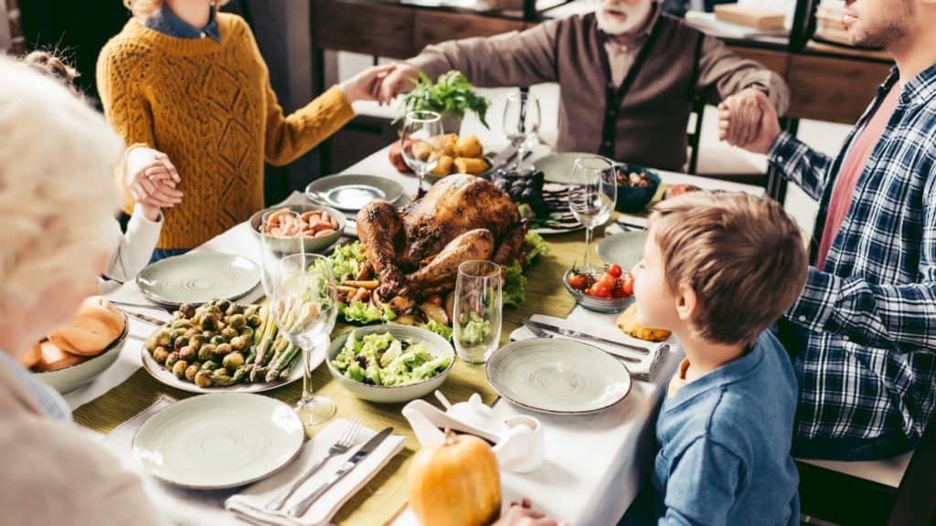 family praying on Thanksgiving day | Thanksgiving traditions for families