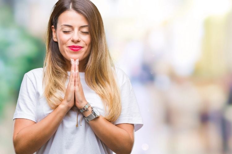 woman praying Bible blessing prayers
